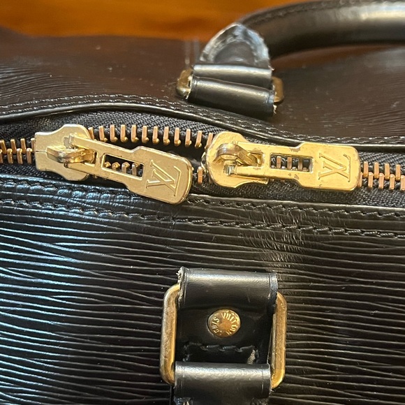 Black epi keepall 55. LV at its finest! - Picture 3 of 8